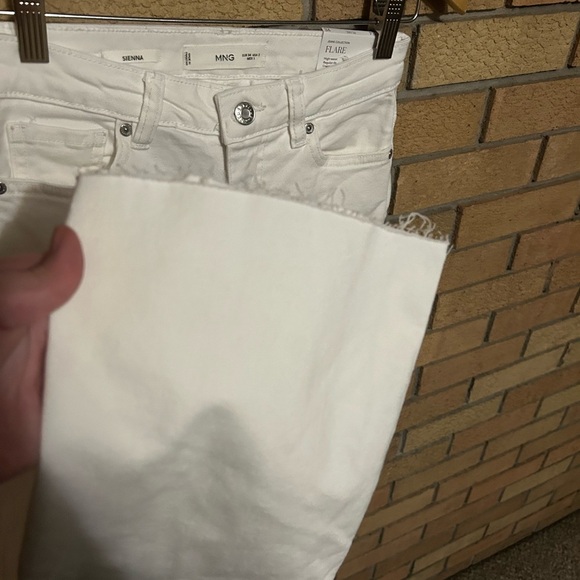 NWT MNG Mango Sienna Flare Cropped Jeans White Raw Hem Women’s Size 2 - Picture 5 of 8